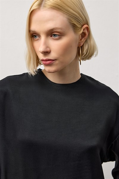 Siyah Dökümlü Geniş Kol Bluz