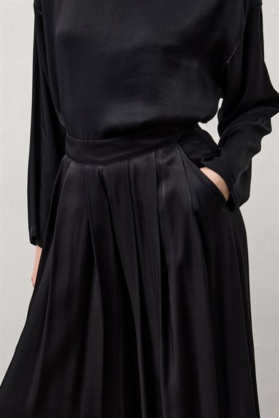 Siyah Dökümlü Geniş Kol Bluz