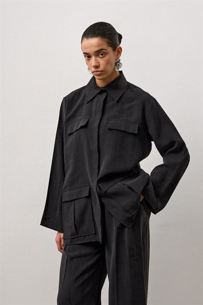 Siyah Kapak Cepli Düğmeli Gömlek Ceket