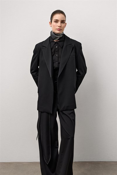 Siyah Punto Dikiş Detaylı Ceket