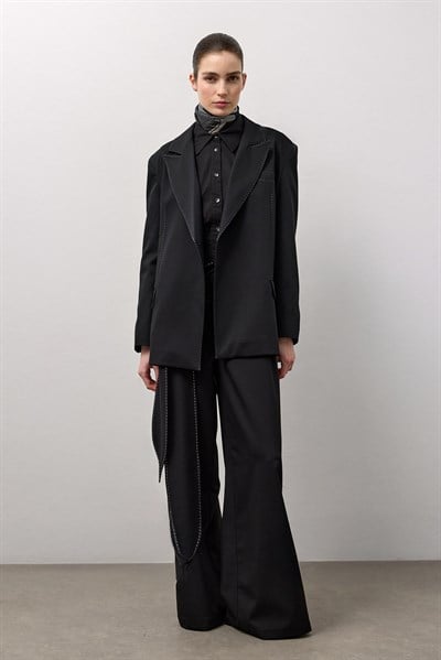 Siyah Punto Dikiş Detaylı Ceket