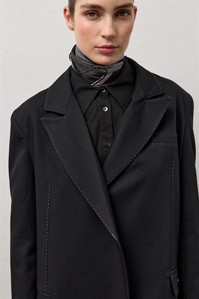 Siyah Punto Dikiş Detaylı Ceket