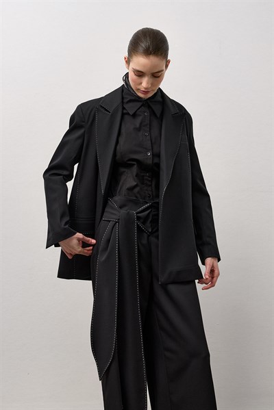 Siyah Punto Dikiş Detaylı Ceket