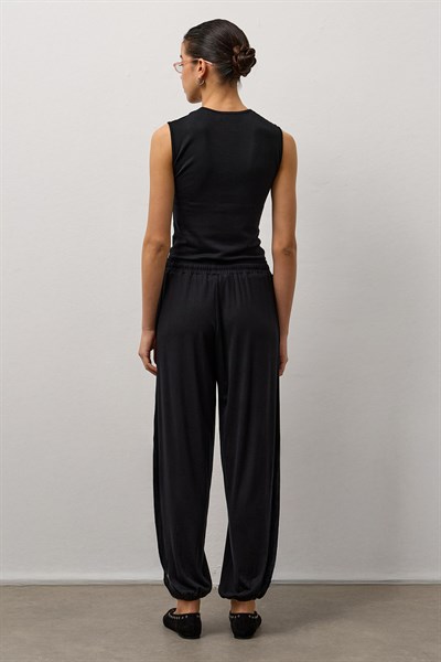 Siyah Paçası Lastikli Basic Dökümlü Pantolon