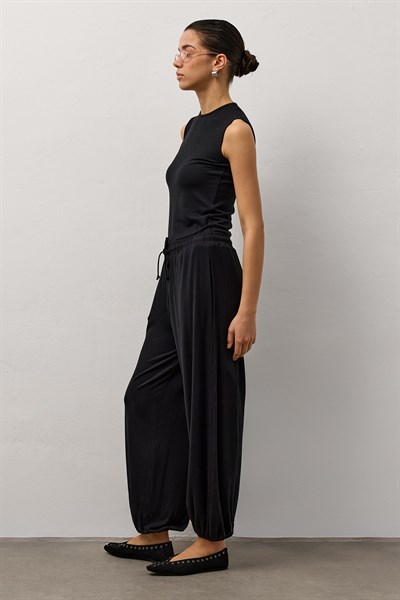 Siyah Paçası Lastikli Basic Dökümlü Pantolon