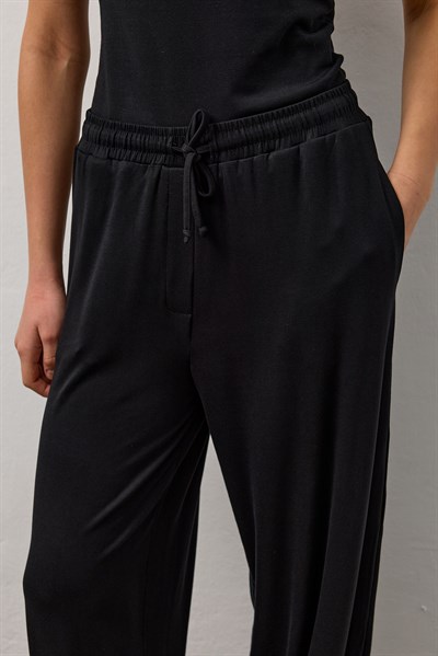 Siyah Paçası Lastikli Basic Dökümlü Pantolon