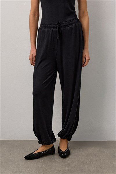 Siyah Paçası Lastikli Basic Dökümlü Pantolon
