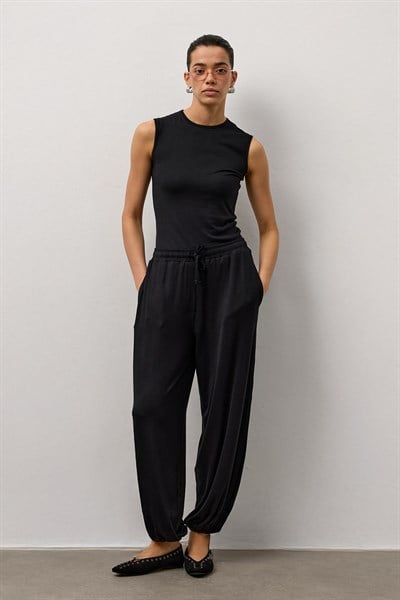 Siyah Paçası Lastikli Basic Dökümlü Pantolon