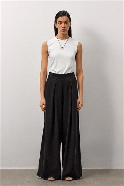 Siyah Pileli Bol Paça Pantolon