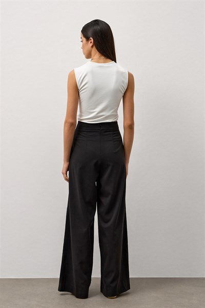 Siyah Pileli Bol Paça Pantolon