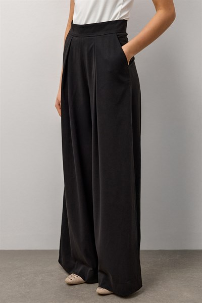 Siyah Pileli Bol Paça Pantolon