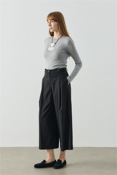 Siyah Üç Düğme Detaylı Crop Pantolon