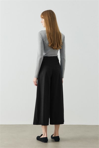 Siyah Üç Düğme Detaylı Crop Pantolon