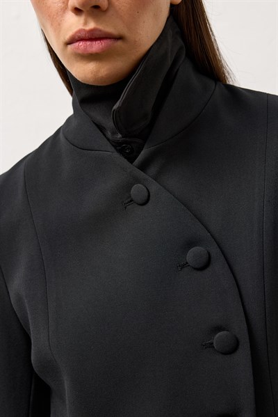 Siyah Vatkalı Belden Oturmalı Ceket