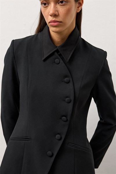 Siyah Vatkalı Belden Oturmalı Ceket