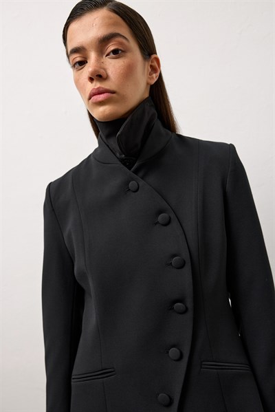 Siyah Vatkalı Belden Oturmalı Ceket