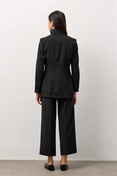 Siyah Vatkalı Belden Oturmalı Ceket