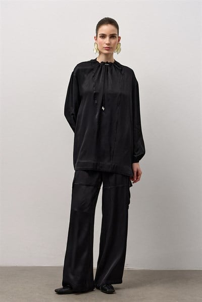 Siyah Yaka Bağcıklı Dökümlü Bluz