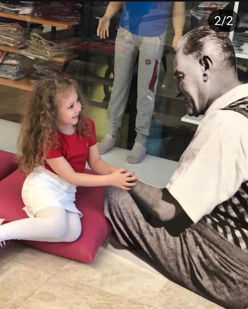 OTURAN ATATÜRK FOTOĞRAFI