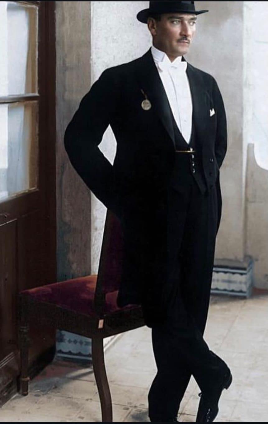 AYAKTA ATATÜRK FOTOĞRAFI