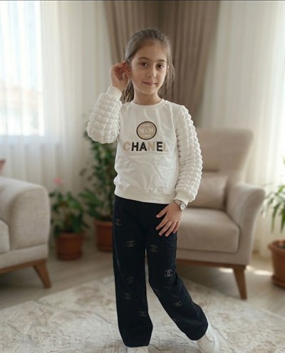 Kız Çocuk TakımKız Çocuk Kabartma Ponpon Kollu Sweatshirt ve Nakışlı Kot Pantolon İkili Takım Beyaz