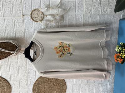 NAKIŞLI KREM SWEAT