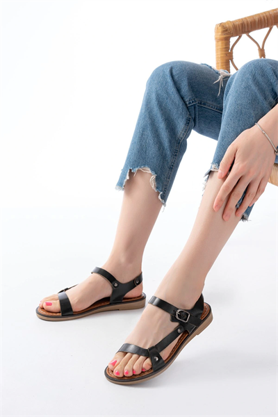 205-090 Siyah Hakiki Deri Tokalı Kadın Sandalet