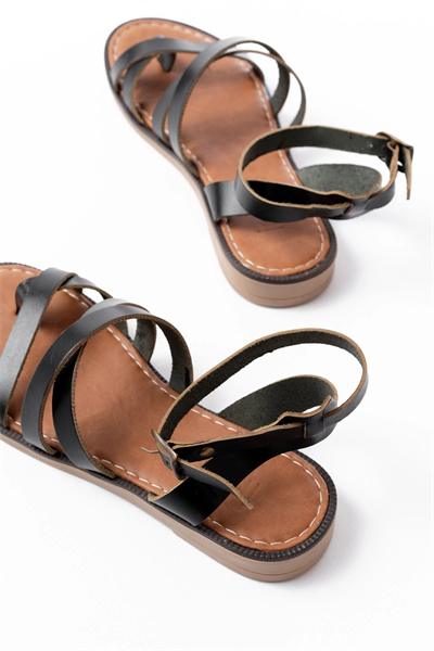 205-209 Siyah Hakiki Deri Tokalı Parmak Arası Kadın Sandalet