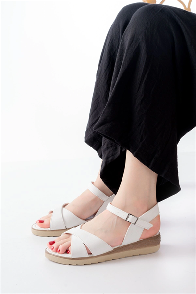 692-564 Beyaz Ortopedik Taban Çapraz Tokalı Kadın Sandalet