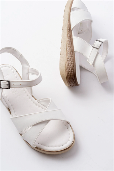 692-564 Beyaz Ortopedik Taban Çapraz Tokalı Kadın Sandalet