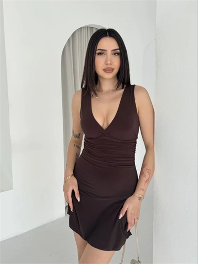 Derin V Yaka Sırt Dekolteli Mini Elbise Drapeli Şık Kolsuz - Kahverengi