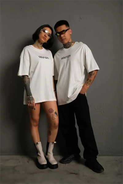 Erkek Oversize Baskılı Tişört – Golf GTI Retro Araba Desenli, Ön - Arka Dijital Baskı, Sokak Modası Stil - Beyaz