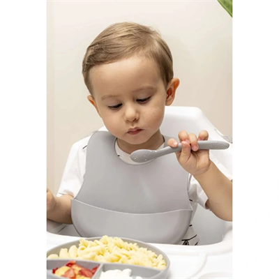 Gri 3’lü Silikon Yemek Seti – Önlük + Diş Kaşıyıcılı Kaşık + Vakumlu Tabak