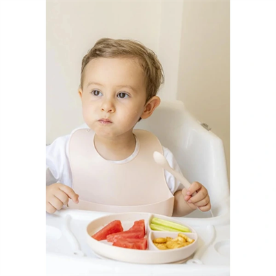 Krem Rengi 3’lü Silikon Yemek Seti – Önlük + Diş Kaşıyıcılı Kaşık + Vakumlu Tabak