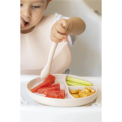 Krem Rengi 3’lü Silikon Yemek Seti – Önlük + Diş Kaşıyıcılı Kaşık + Vakumlu Tabak