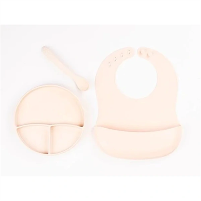 Krem Rengi 3’lü Silikon Yemek Seti – Önlük + Diş Kaşıyıcılı Kaşık + Vakumlu Tabak