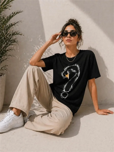 Kuğu Figürlü Soru İşareti Baskılı Tişört Kısa Kol T-Shirt - Siyah