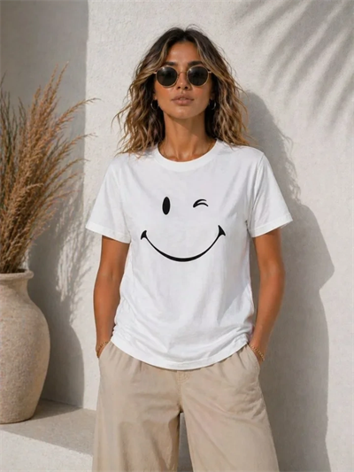 Minimal Gülümseyen Yüz Baskılı Tişört Kısa Kol Yazlık T-Shirt - Beyaz