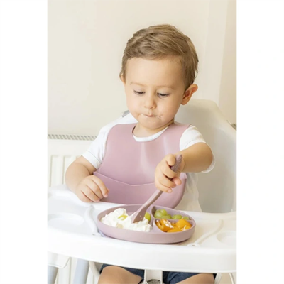 Pembe 3’lü Silikon Yemek Seti – Önlük + Diş Kaşıyıcılı Kaşık + Vakumlu Tabak