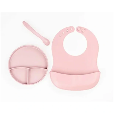 Pembe 3’lü Silikon Yemek Seti – Önlük + Diş Kaşıyıcılı Kaşık + Vakumlu Tabak