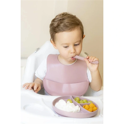 Pembe 3’lü Silikon Yemek Seti – Önlük + Diş Kaşıyıcılı Kaşık + Vakumlu Tabak