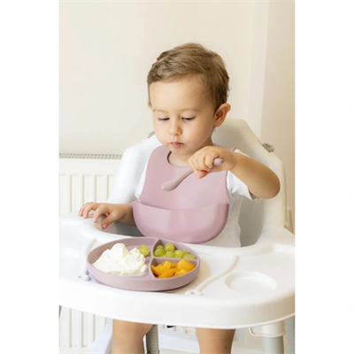 Pembe 3’lü Silikon Yemek Seti – Önlük + Diş Kaşıyıcılı Kaşık + Vakumlu Tabak