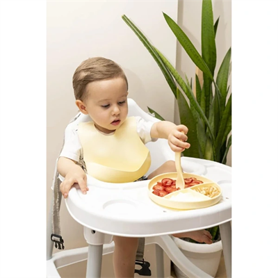 Sarı 3’lü Silikon Yemek Seti – Önlük + Diş Kaşıyıcılı Kaşık + Vakumlu Tabak