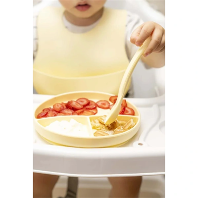 Sarı 3’lü Silikon Yemek Seti – Önlük + Diş Kaşıyıcılı Kaşık + Vakumlu Tabak