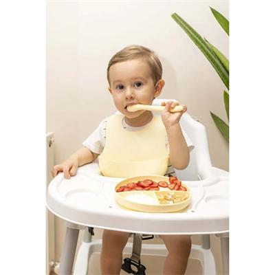 Sarı 3’lü Silikon Yemek Seti – Önlük + Diş Kaşıyıcılı Kaşık + Vakumlu Tabak