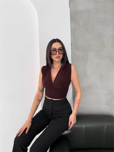 Vatkalı Kolsuz V Yaka Drapeli Crop Bluz Likralı Fit - Kahverengi