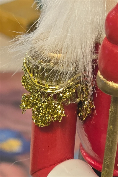 Yılbaşı Dekorasyonu Ahşap Kurşun Asker Kırmızı Kostüm Siyah Kürk Şapka 25 cm