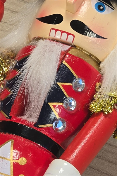 Yılbaşı Dekorasyonu Ahşap Kurşun Asker Kırmızı Kostüm Siyah Kürk Şapka 25 cm