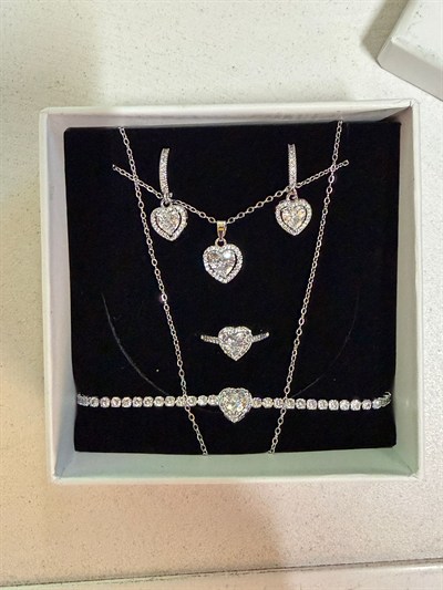 Kolye Bileklik ve Yüzük Küpe Seti