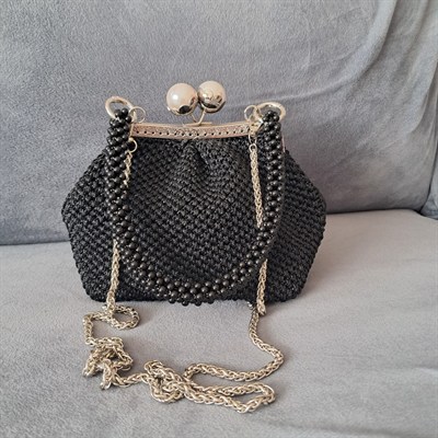 Siyah simli inci tokalı çanta
